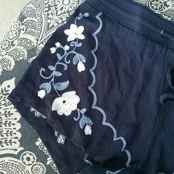 Embroidered shorts - Picture 2 of 3